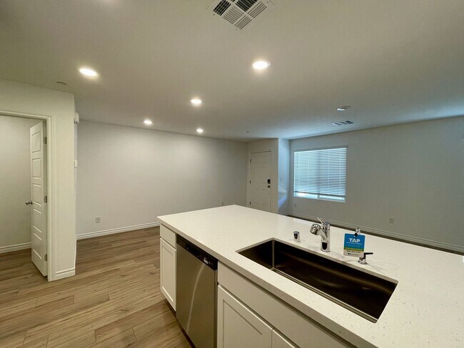 Building Photo - Gated 3 Bed, 2.5 Bath, 2 Car Garage Townho...