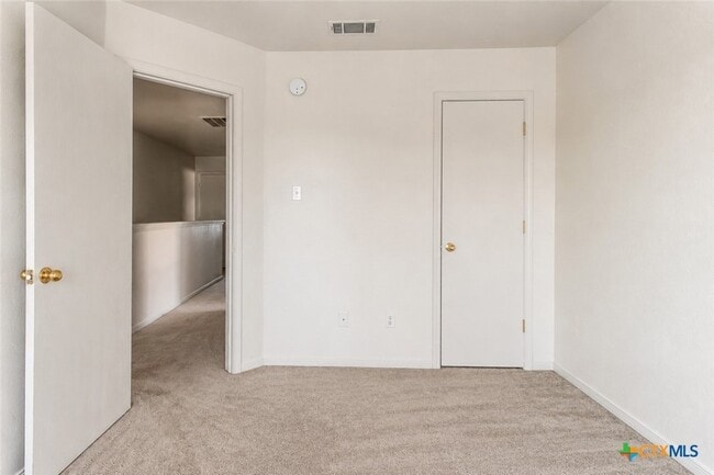 Building Photo - 102 E Robin Ln
