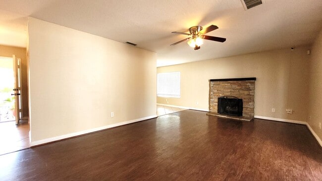 Building Photo - Popular Escondido Single Story 3 Bedroom Home!