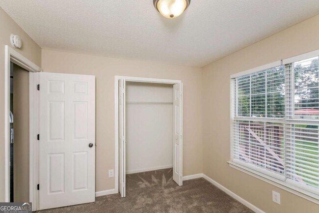 Building Photo - 37 Ridgefield Dr