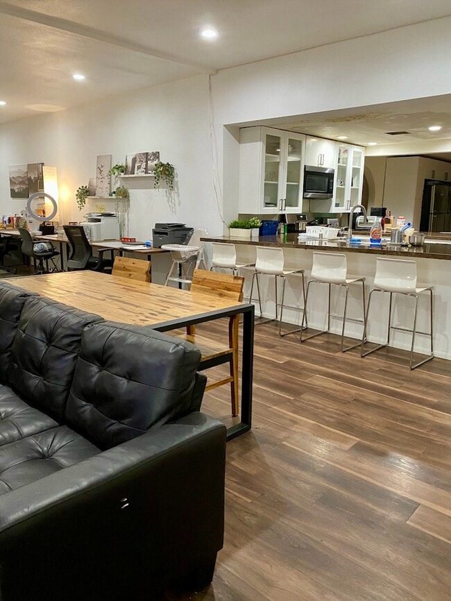 Primary Photo - 21056 Chatsworth St