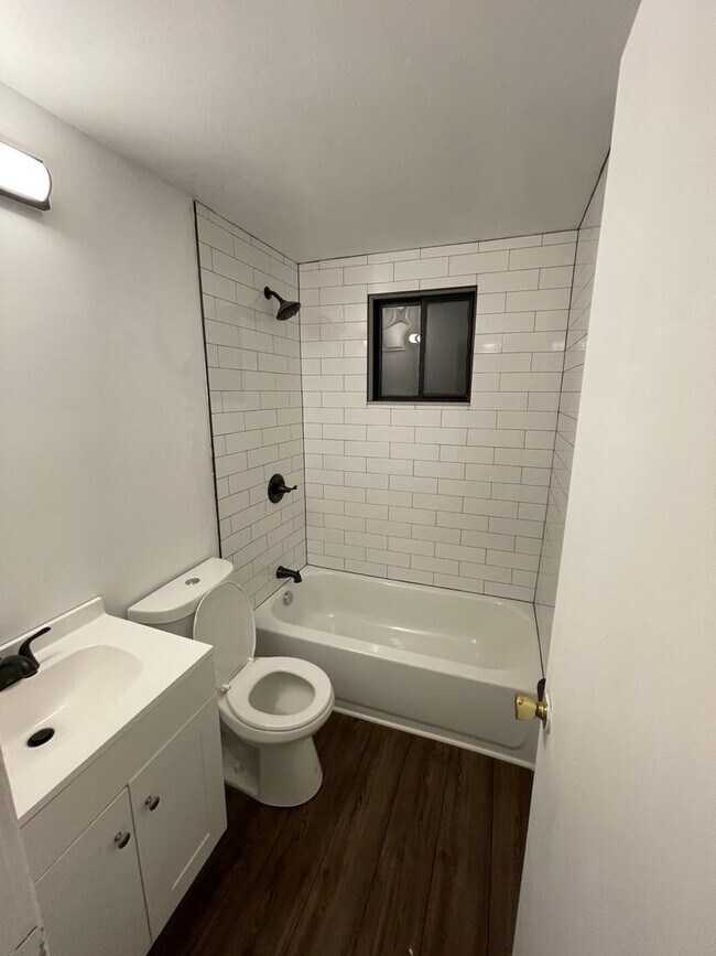 Building Photo - 3 Bedroom Home Fully Updated.