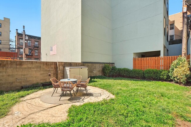 Building Photo - 204 Willow Ave