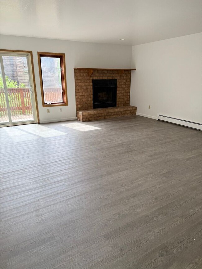 Building Photo - Move in BONUS- 2 weeks FREE! | New kitchen...