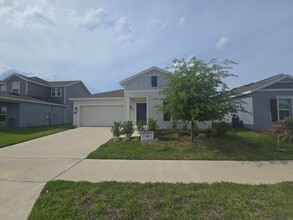 Building Photo - 3 bed 2 bath home fully furnished