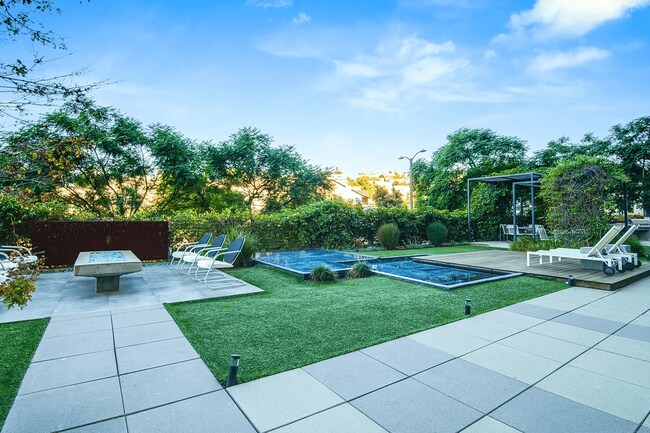 Building Photo - 1115 W Sunset Blvd