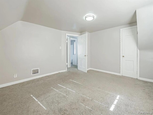 Building Photo - 9744 Lakepointe St