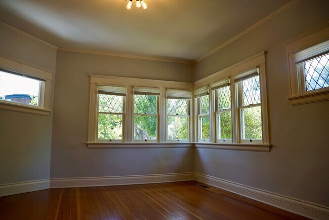 Building Photo - Charming Craftsman Style Home for Rent in ...