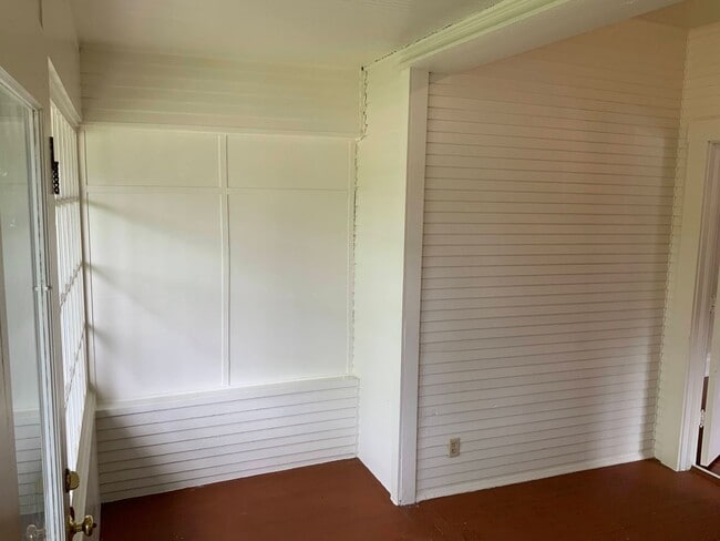 Building Photo - 2 Bedroom Unit in Triplex Near Downtown and Campus