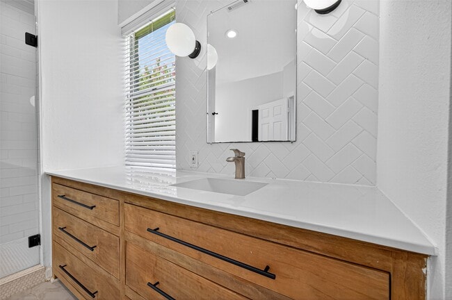 Building Photo - 319 Fantasy Ln