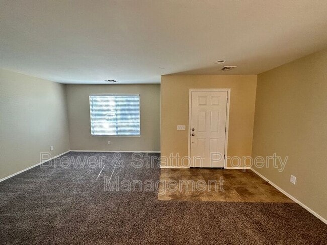 Building Photo - 2677 N Hawthorn Dr