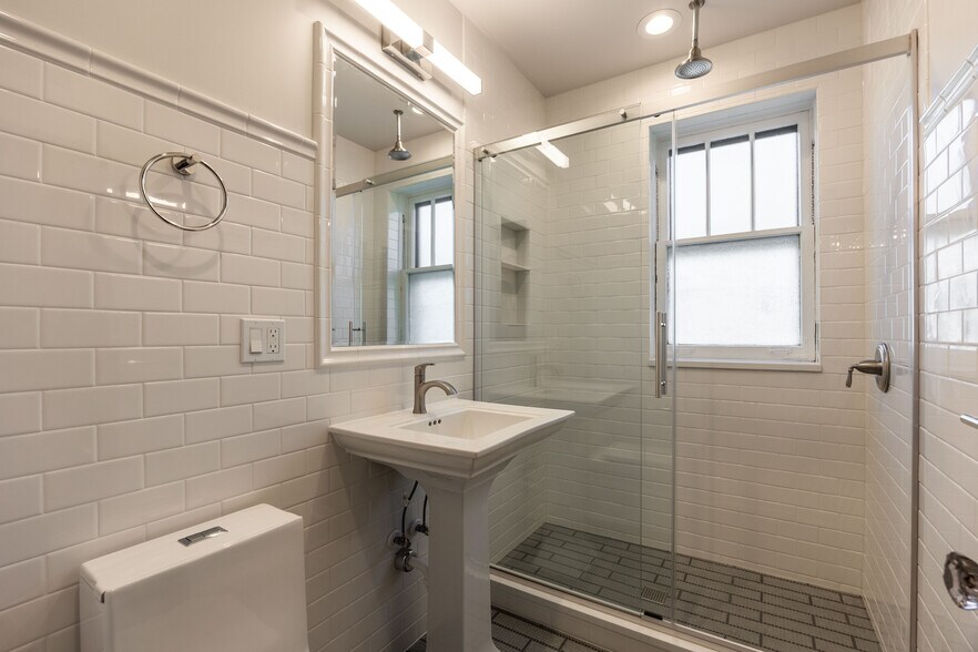 Building Photo - 6411 N Talman Ave