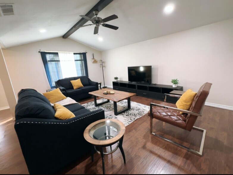 Building Photo - 900 Shady Creek Ln