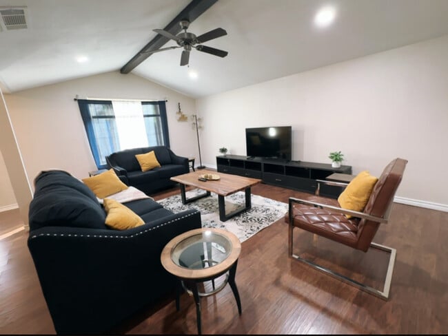 Building Photo - 900 Shady Creek Ln