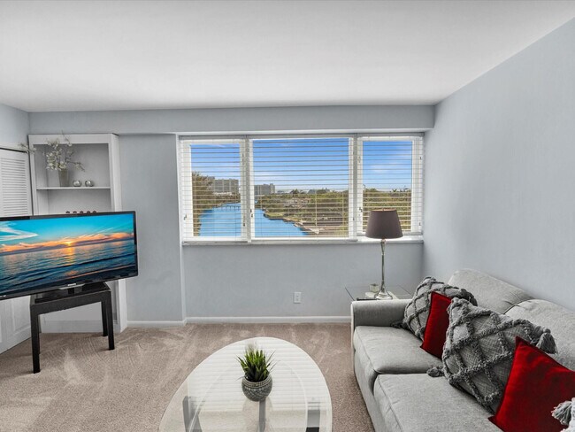 Building Photo - 3000 Holiday Dr