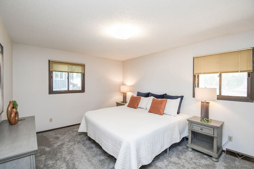 Building Photo - 4504 S Cliff Ave