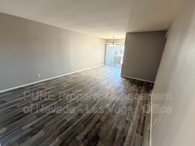 Building Photo - 1405 E Vegas Valley Dr