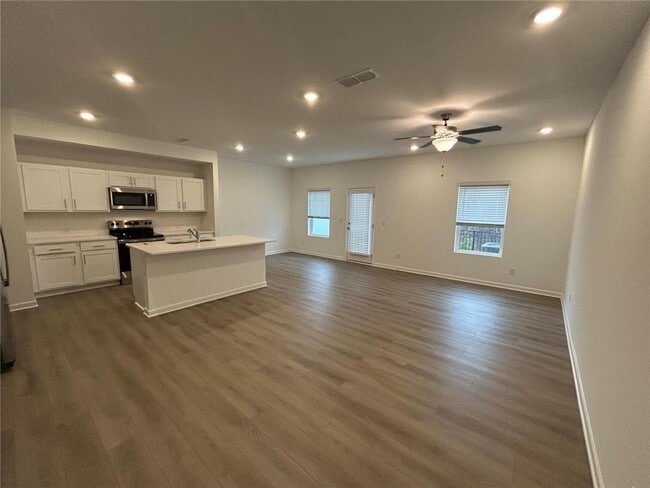 Building Photo - 207 Kinship Dr