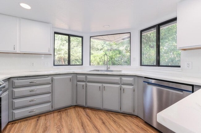 Building Photo - 23986 Oakmont Way