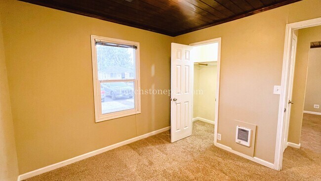 Building Photo - Cozy Urban Living: 2BD/1BA in Brentwood-Da...
