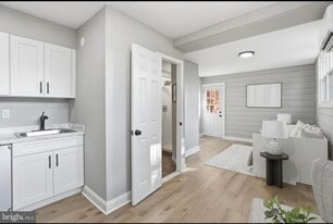 Building Photo - 421 Saint Margarets Dr