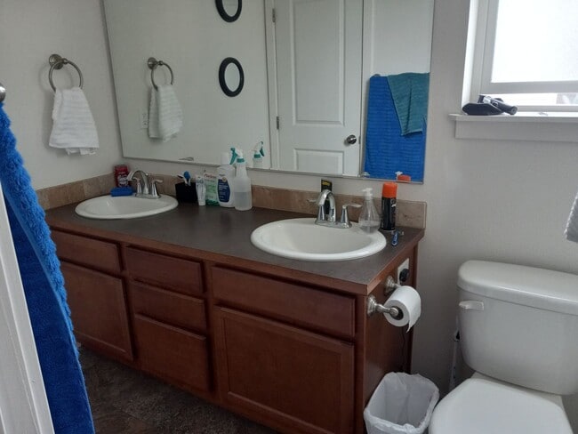 Building Photo - Charming 3-Bedroom Home in Prime Pullman L...