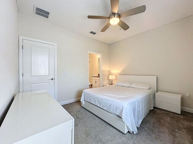 Building Photo - Beautiful Furnished townhome in Vistas of ...