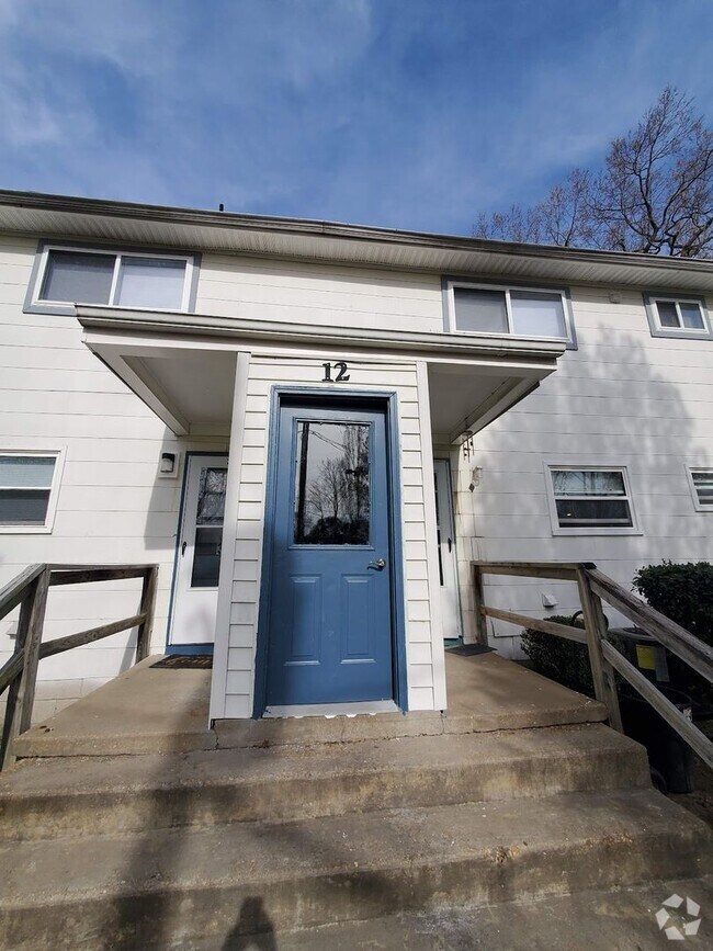 Building Photo - Absolutely Adorable two bedroom is move in...