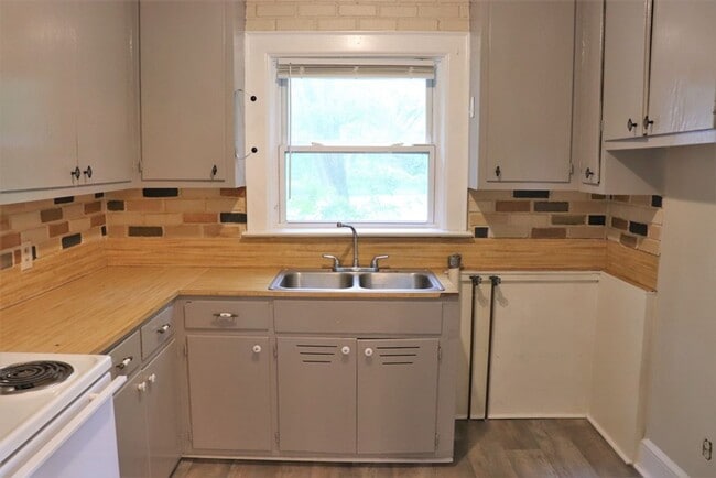 Building Photo - Charming 2-bedroom waiting to be yours !!