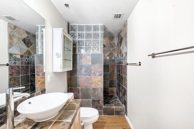 Building Photo - Spacious 1BD, 1BA Downtown Condo with Parking Spot