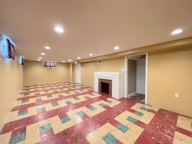 Building Photo - 2 bedroom home with finished basement