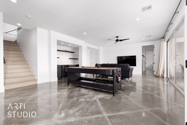 Building Photo - Beautiful 6 Bedroom 4.5 Bathroom Home in D...