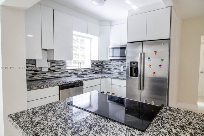 Building Photo - 2727 Calusa St