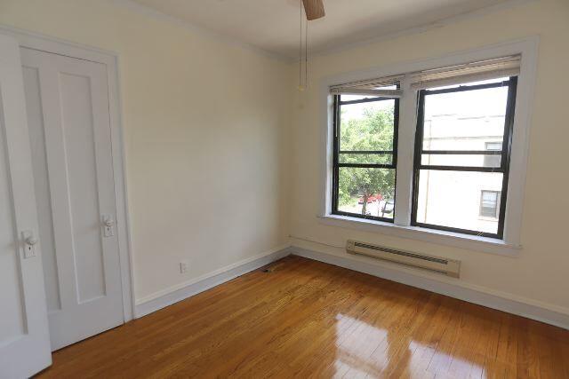 Building Photo - 1130 W Oakdale Ave