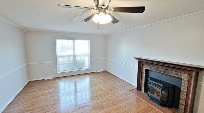 Building Photo - 3 Bed / 3 Bath Single Family Home