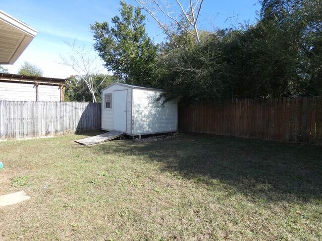Building Photo - Spacious 3-Bedroom Home - Pace
