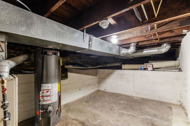 Building Photo - 182 W 8th Ave