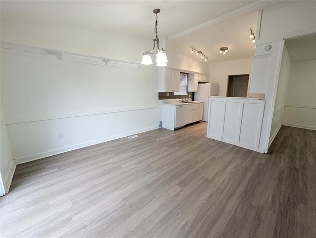 Building Photo - 3301 Oakbrook Dr