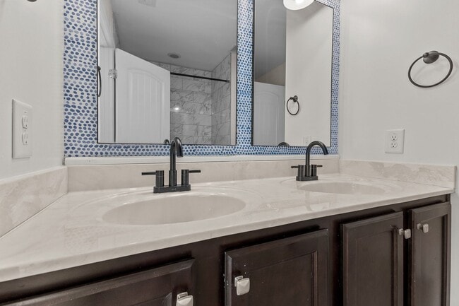 Building Photo - **SHOWINGS UNAVAILABLE UNTIL AUGUST 1ST!!!**