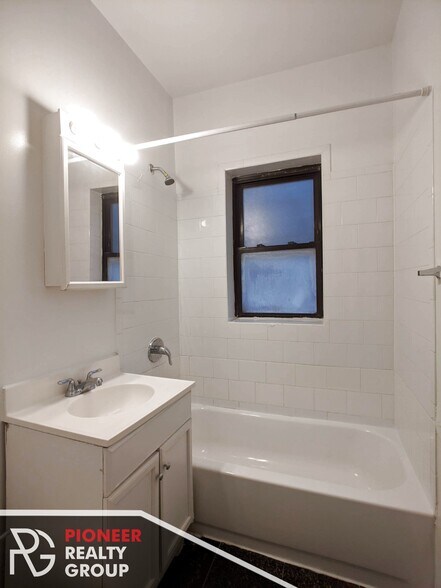 Building Photo - 556 W Arlington Pl