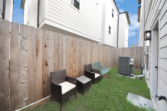Building Photo - 4806 Cochran St