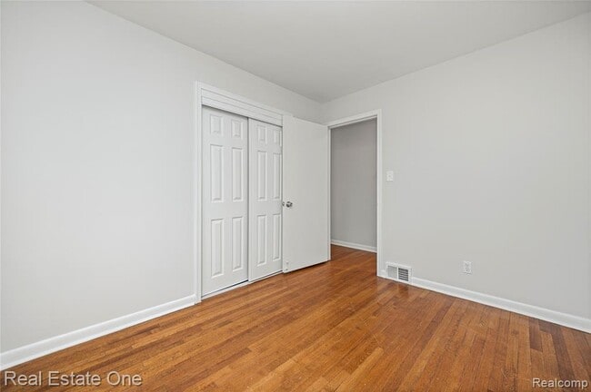 Building Photo - 2360 Pine View Dr