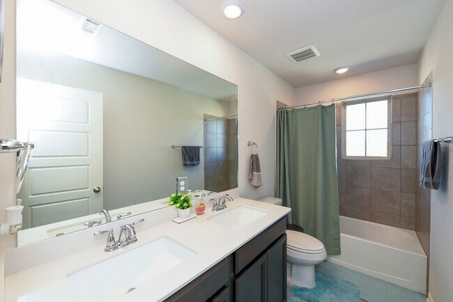 Building Photo - Nestled in the highly sought-after Scenic ...