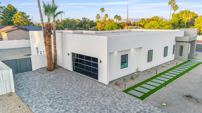 Building Photo - 5540 E Dahlia Dr