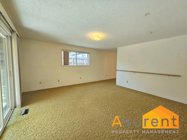 Building Photo - Two Bedroom- Two Full Bathroom Home in des...