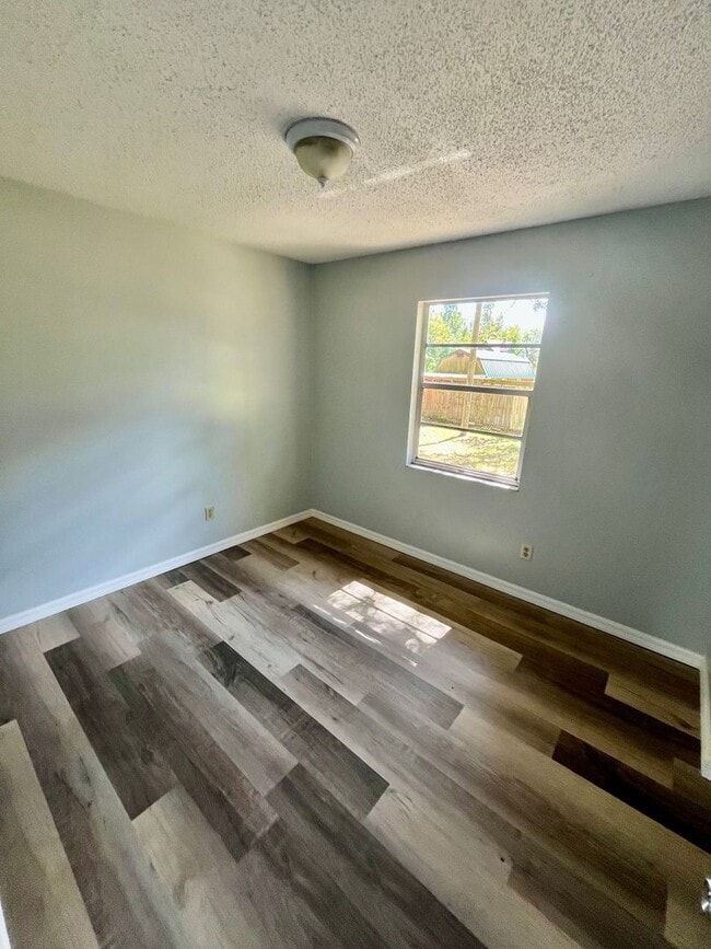 Building Photo - NICE 3BR/2BA Dade City Home w/ a Deck!! NO...