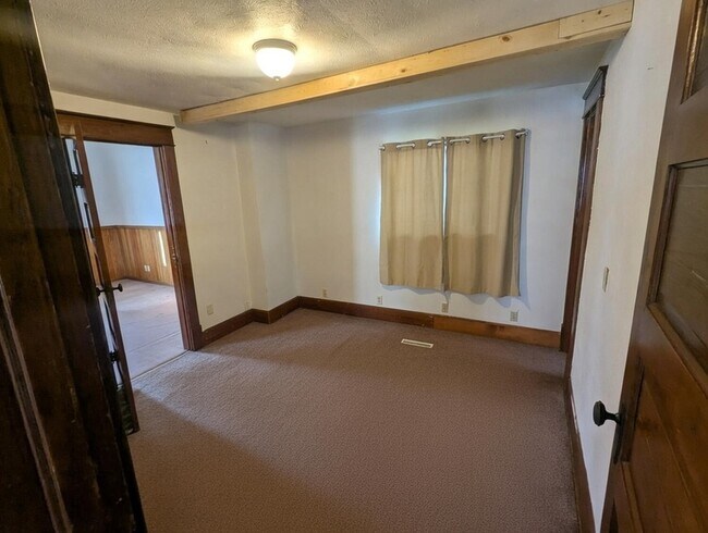 Building Photo - 136 Main St