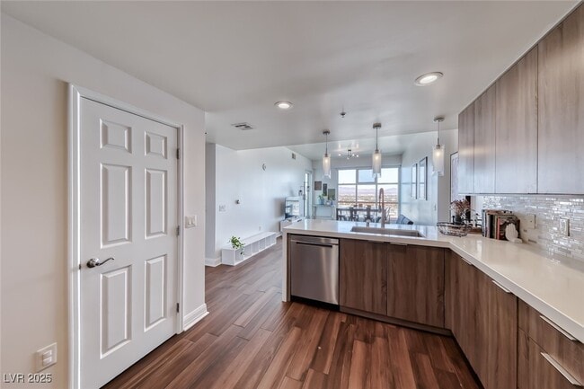 Building Photo - 150 S Las Vegas Blvd