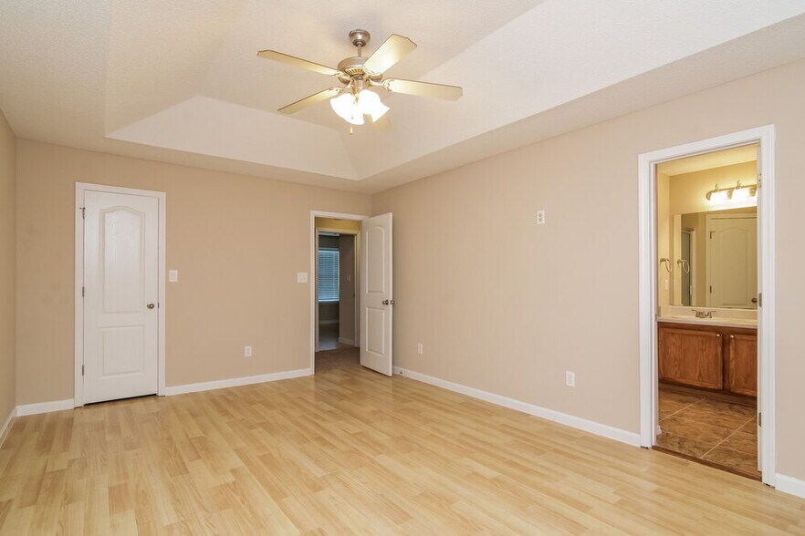 Building Photo - 40 Savoy Park Dr