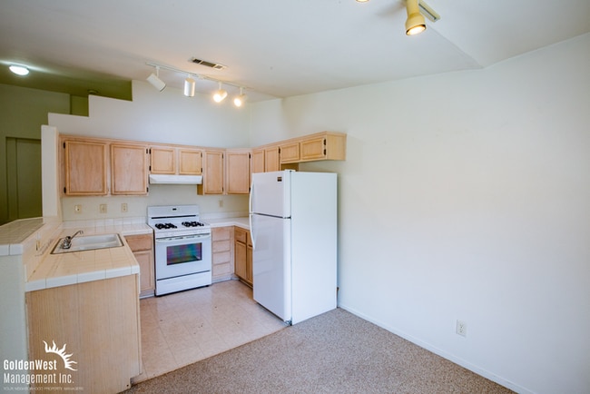 Building Photo - Bright and Spacious 2Bdm 2Ba in Gated Comm...